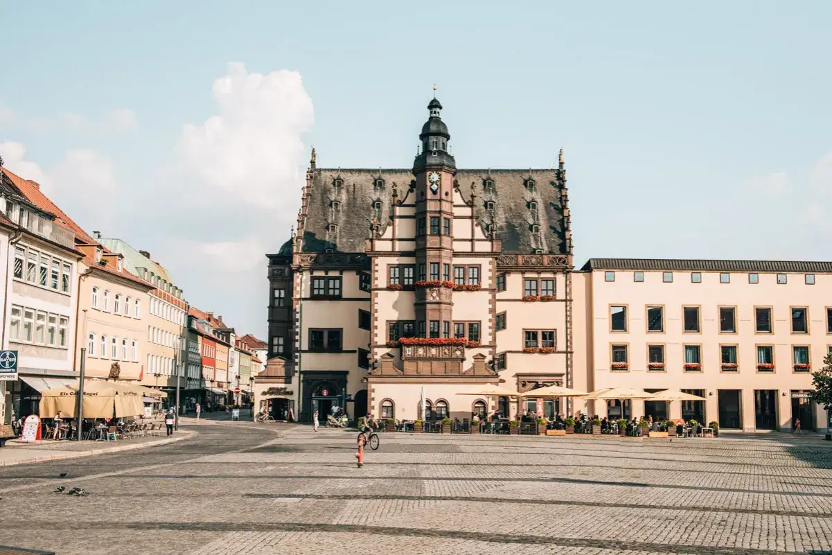 Marktplatz in Schweinfurt, Franken, mit historischem Rathaus und Caf&eacute;s.