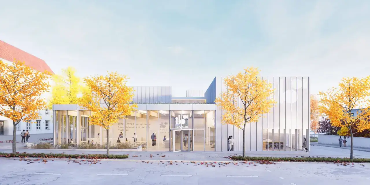 Modernes neues Bauen: Architektonisches Zentrum mit Glasfront und Herbstlaub. Menschen gehen ein und aus.