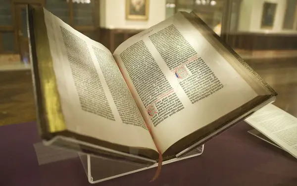 Ein altes Buch, das die Erfindung des Buchdrucks symbolisiert.