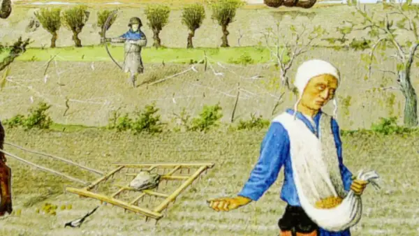 Mittelalterliche Landwirtschaft: Eine Frau sät Getreide, während im Hintergrund ein Mann mit einem Pflug das Feld bearbeitet.