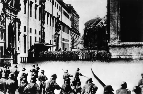 Soldaten marschieren auf dem Odeonsplatz. Hitler war hier oft zu sehen.